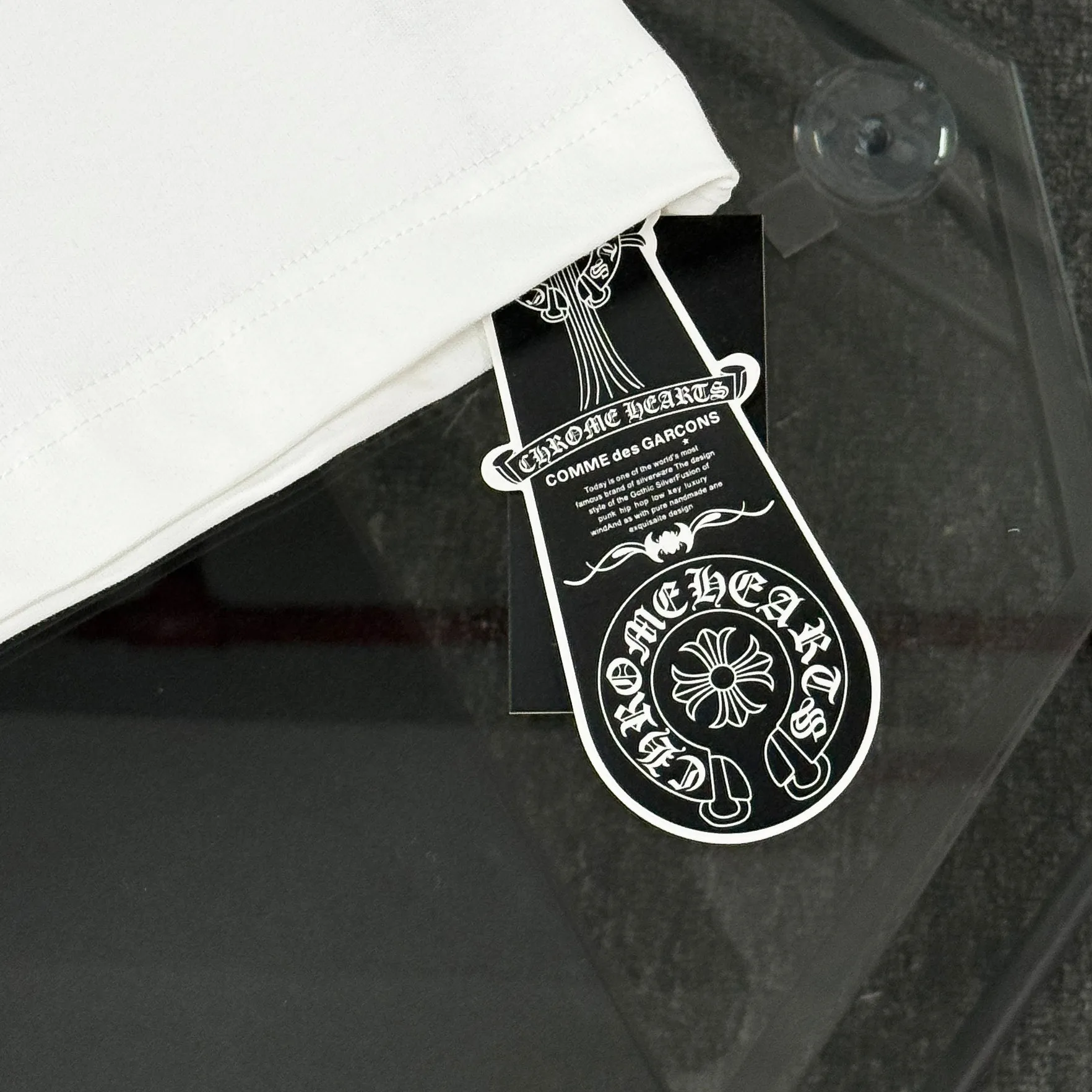P180 Chrome Hearts Chrome Hearts 25 high version. The fabric is made of 300 grams of high-density pure cotton. It does not deform or shrink. It has three labels. It is the same style for men and women. Technology: digital direct-injection printing. Color: white, black. SIZE: S-XL.